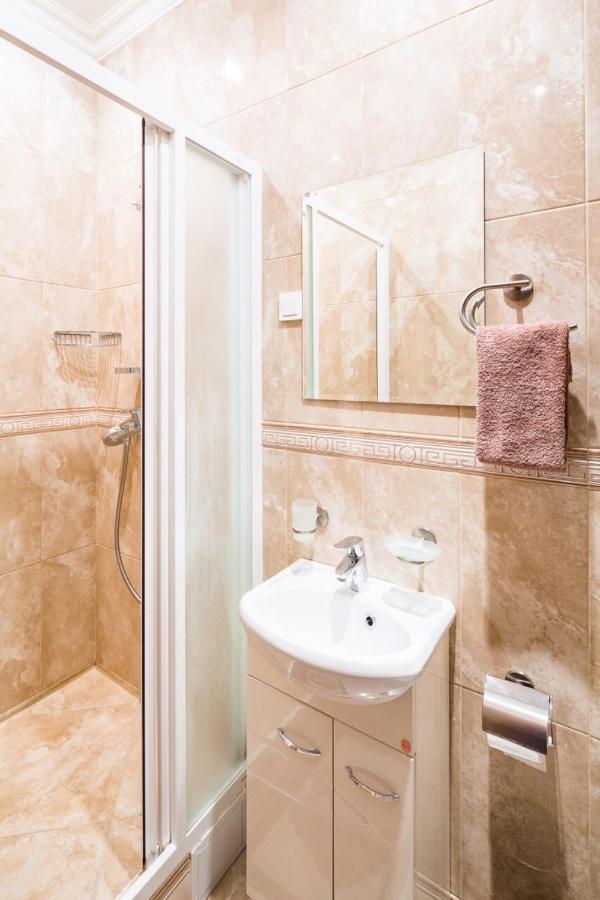 Apartamento Romari Лесі Українки Leópolis Exterior foto