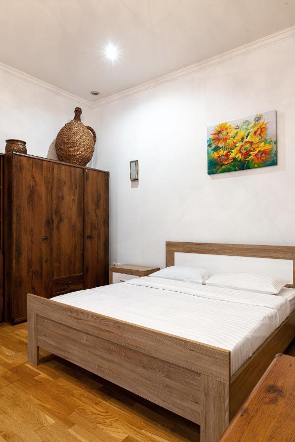 Apartamento Romari Лесі Українки Leópolis Exterior foto